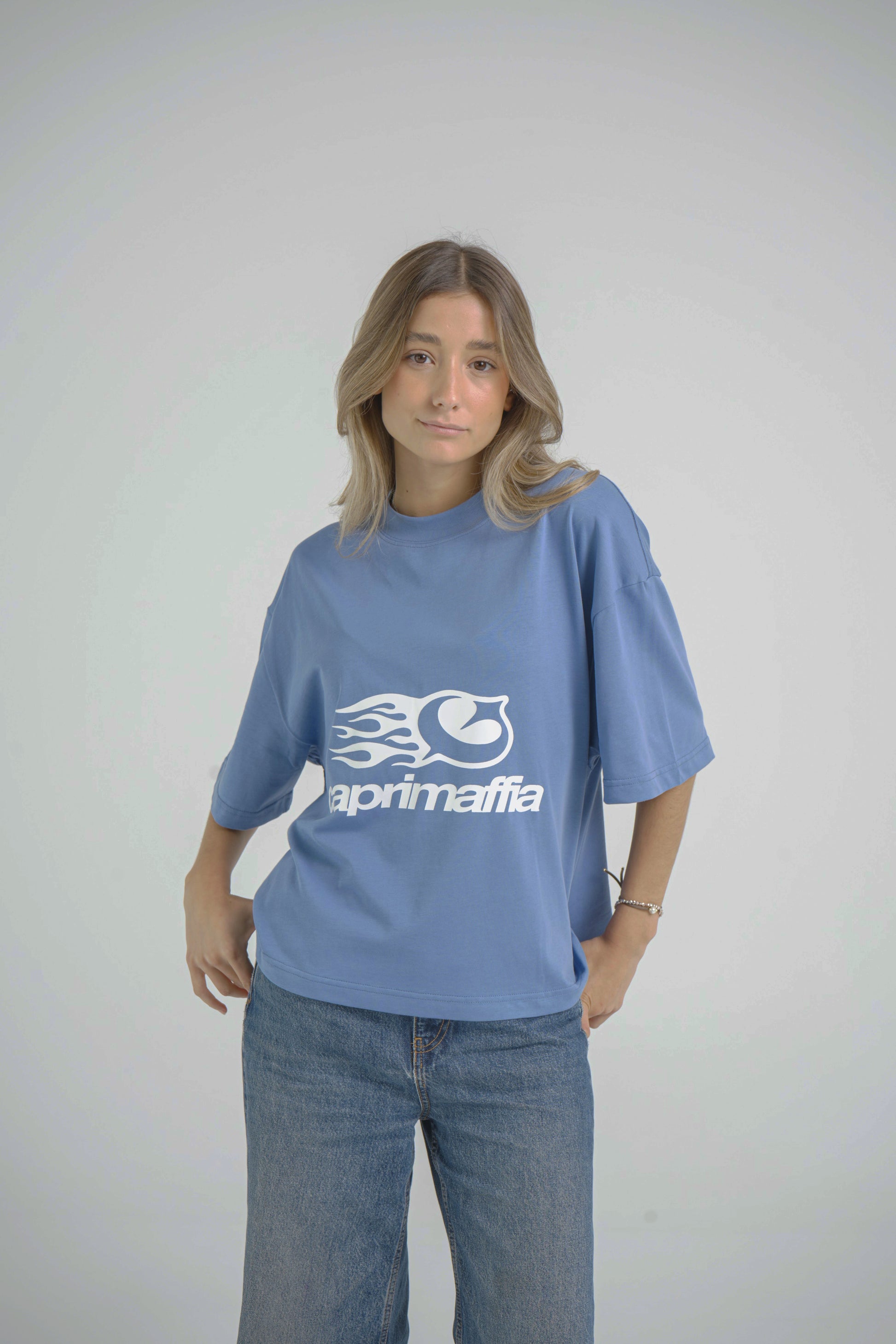 Camiseta Celeste Oversized BAJAMAR SS26 — modelo masculino SS26
