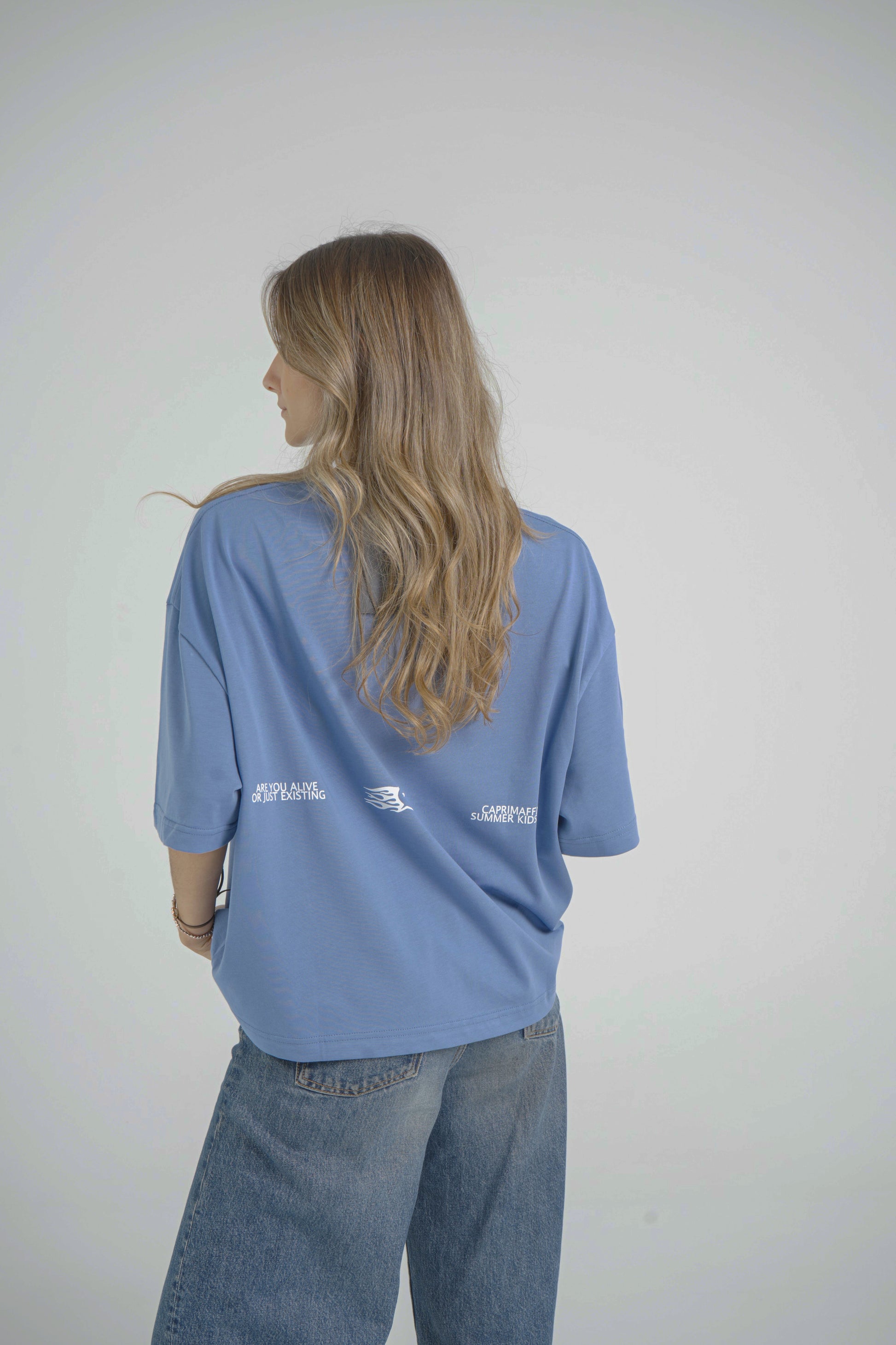 Camiseta Celeste Oversized BAJAMAR SS26 — shooting colección BAJAMAR