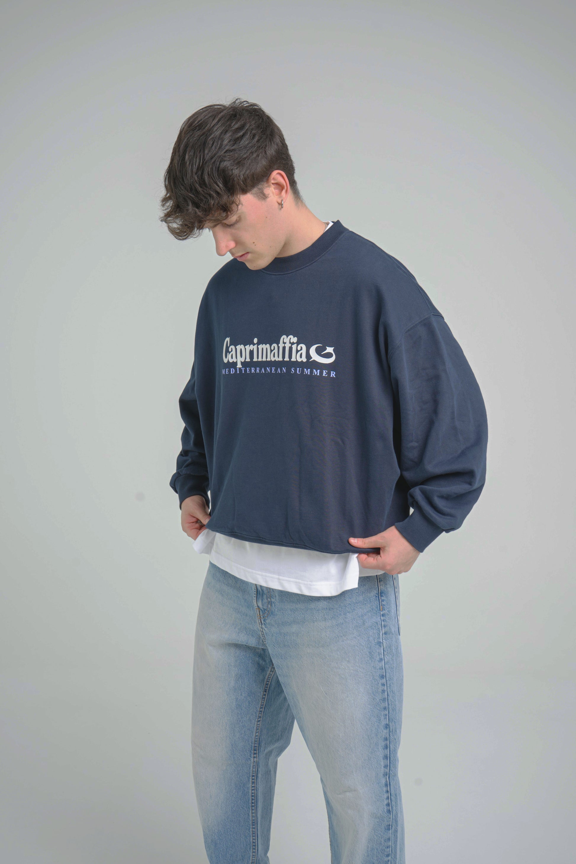 Crewneck Azul BAJAMAR SS26 — modelo masculino SS26