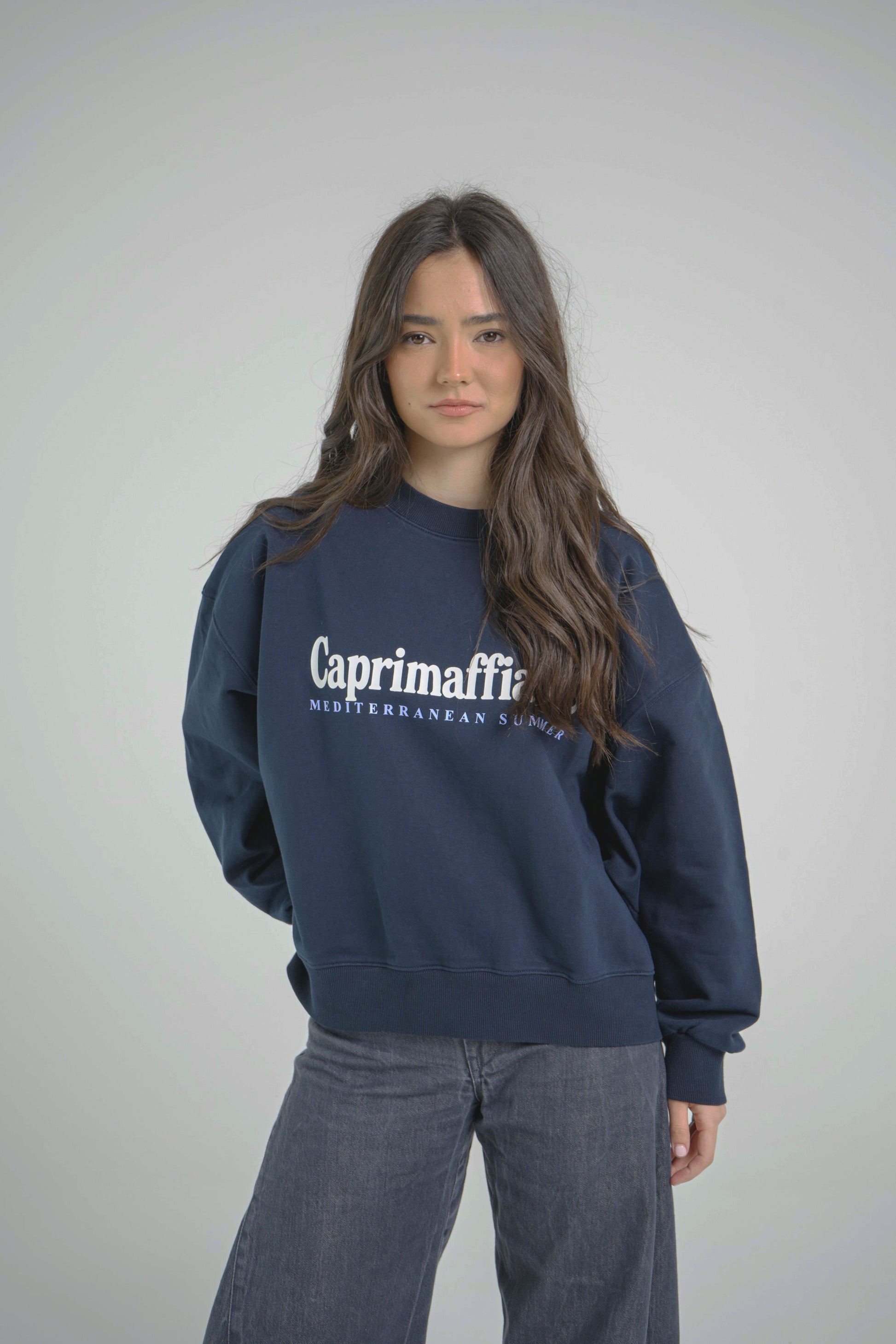 Crewneck Azul BAJAMAR SS26 — modelo femenino SS26