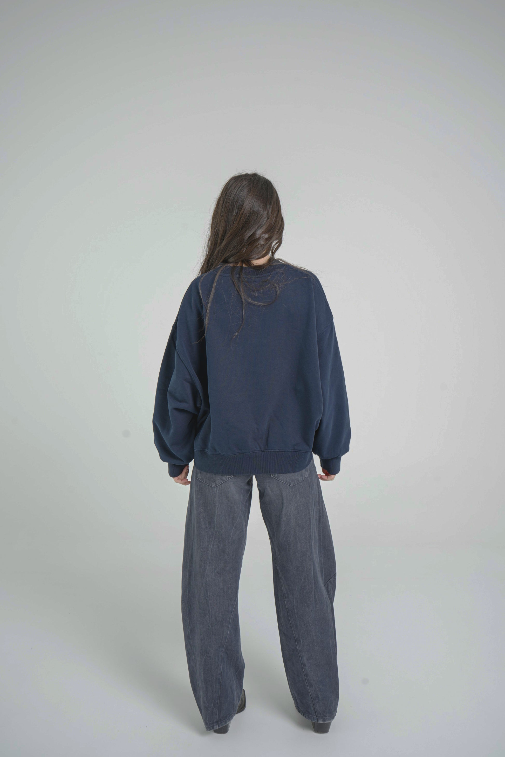 Crewneck Azul BAJAMAR SS26 — shooting colección BAJAMAR