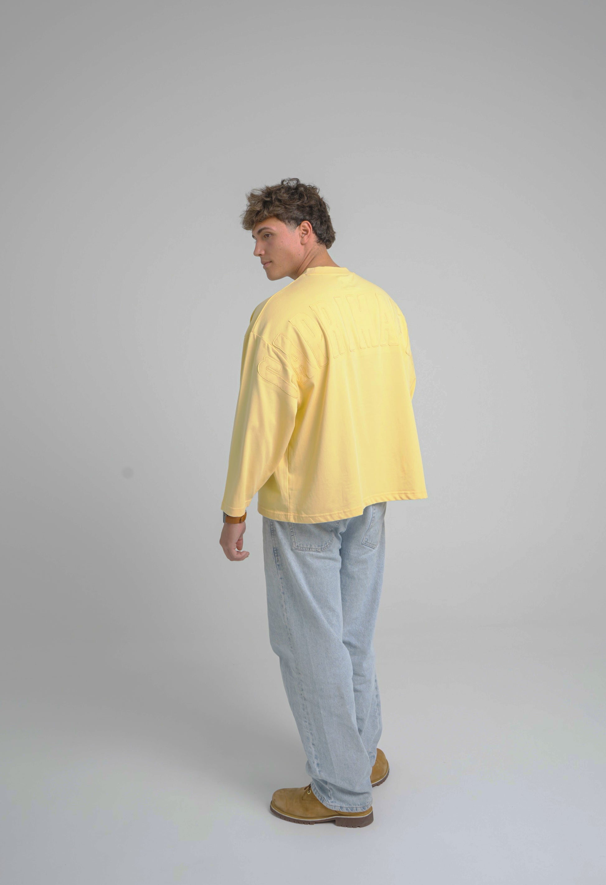 Longsleeve Amarillo BAJAMAR SS26 — modelo masculino SS26