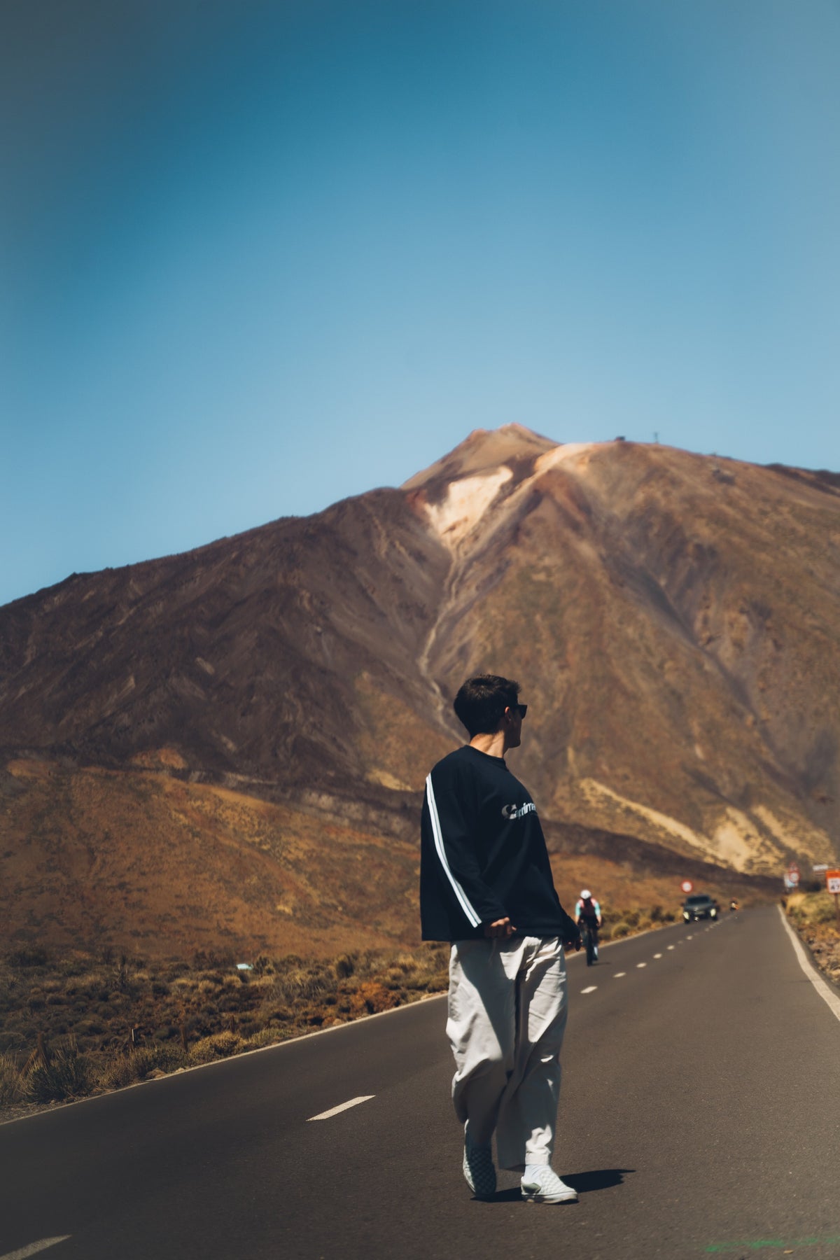 Carretera hacia el volcan, con una prenda de CAPRIMAFFIA