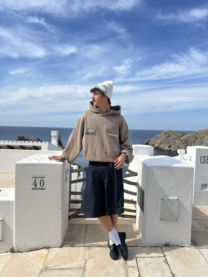 Arquitectura blanca sobre el mar