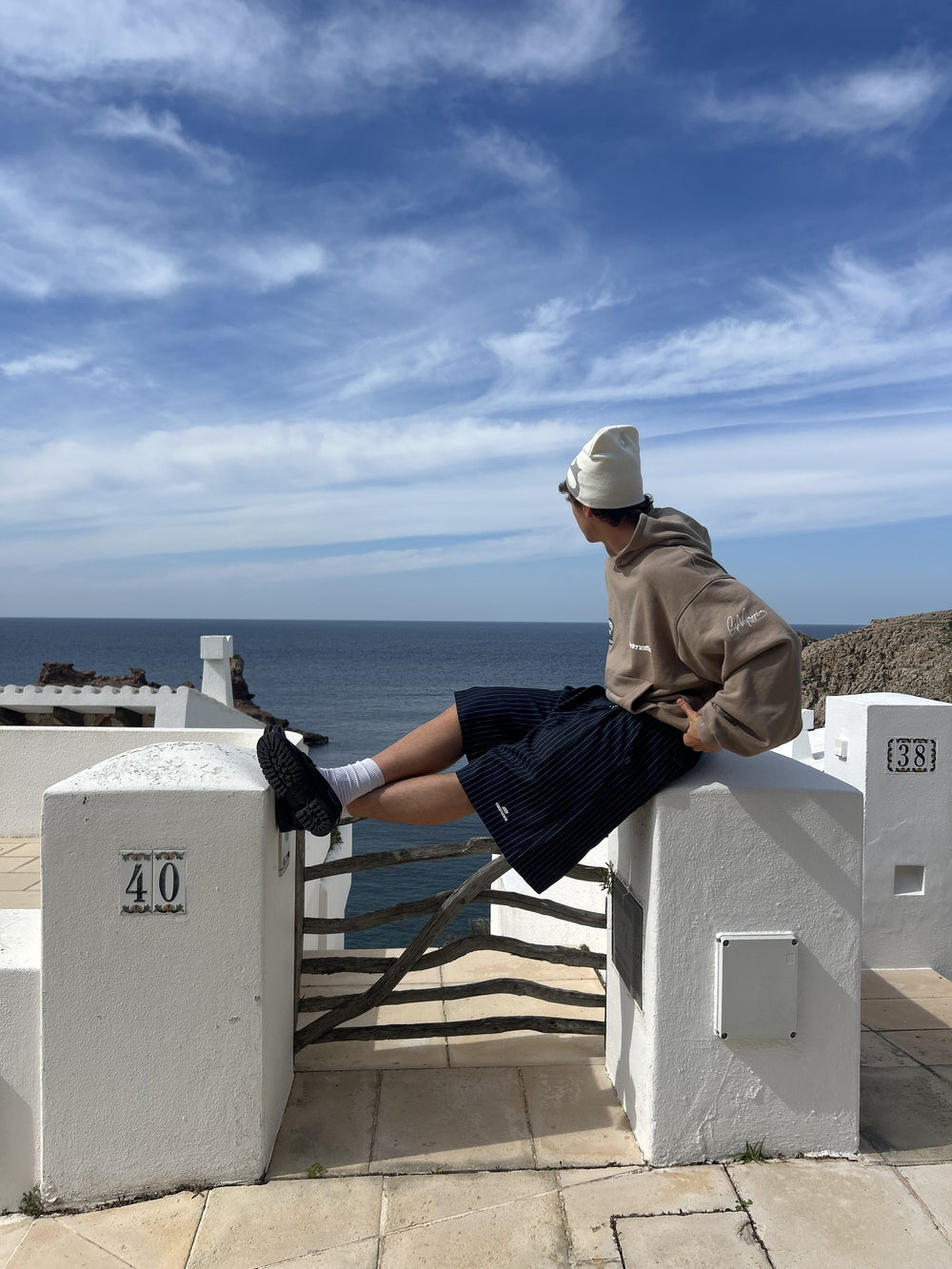 Arquitectura blanca sobre el mar